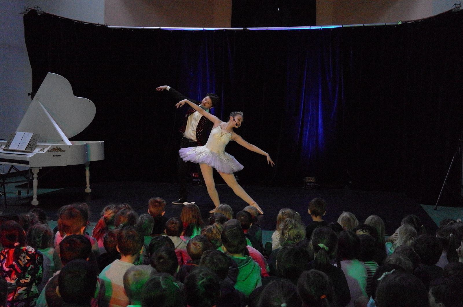 Piano, danse et enfants spectateurs : Pirouette & Mélodio en représentation